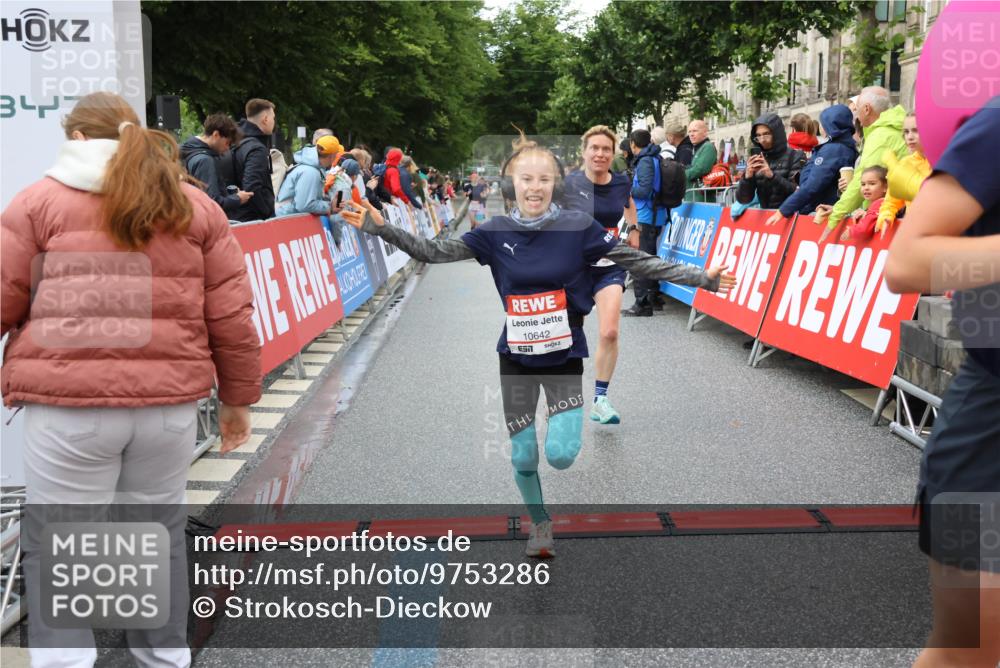 14.06.2026 - REWE Women's Run Strokosch-Dieckow http://msf.ph/oto/9753286 14.06.2026 09:48:55 Ziel 10215, 10266, 10407, 10642, 10929 meine-sportfotos.de