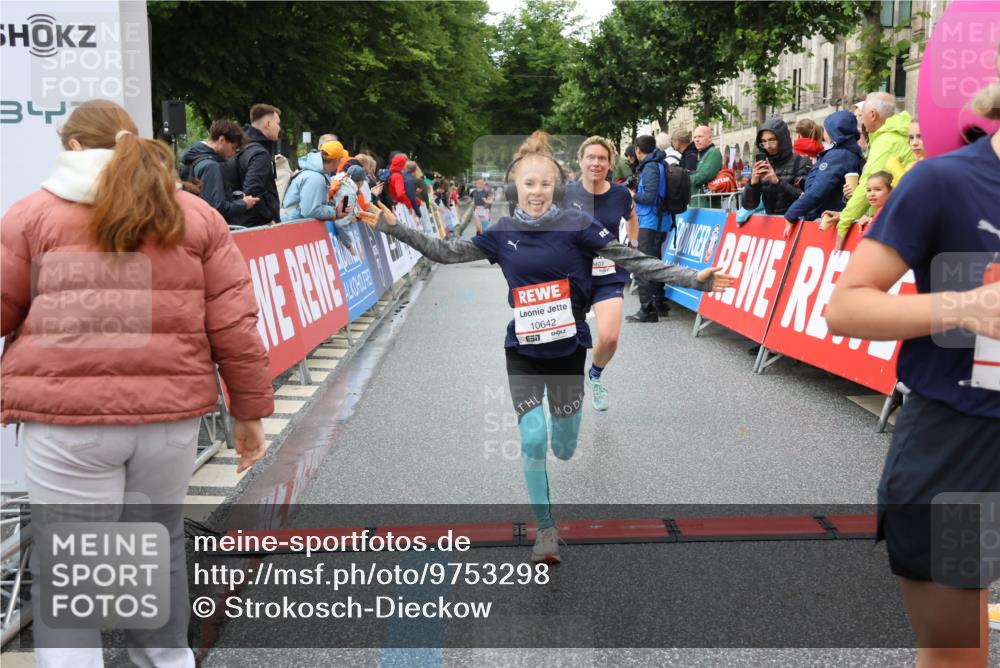 14.06.2026 - REWE Women's Run Strokosch-Dieckow http://msf.ph/oto/9753298 14.06.2026 09:48:55 Ziel 10215, 10266, 10407, 10642, 10929 meine-sportfotos.de