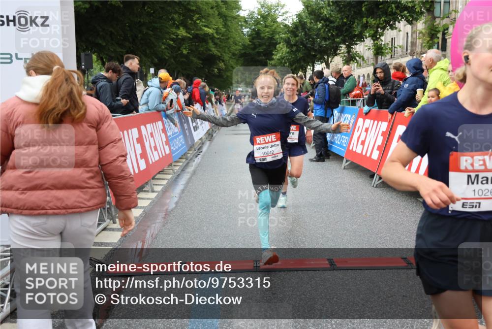 14.06.2026 - REWE Women's Run Strokosch-Dieckow http://msf.ph/oto/9753315 14.06.2026 09:48:55 Ziel 10215, 10266, 10407, 10642, 10929 meine-sportfotos.de