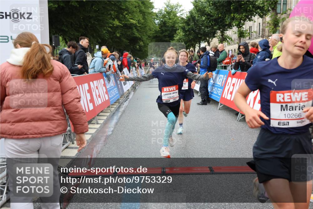 14.06.2026 - REWE Women's Run Strokosch-Dieckow http://msf.ph/oto/9753329 14.06.2026 09:48:55 Ziel 10215, 10266, 10407, 10642, 10929 meine-sportfotos.de