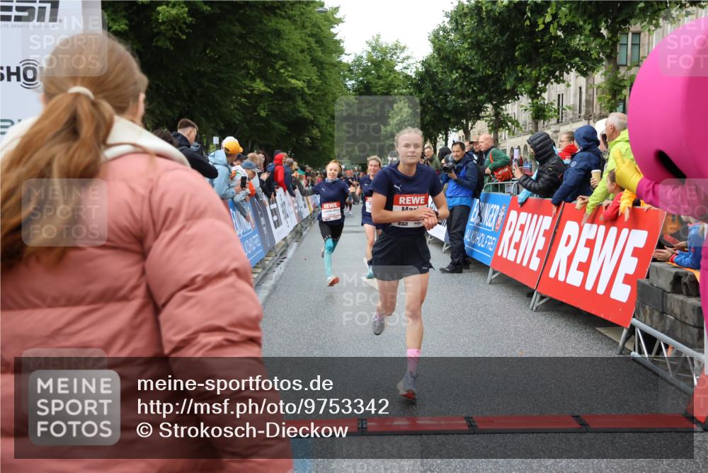 14.06.2026 - REWE Women's Run Strokosch-Dieckow http://msf.ph/oto/9753342 14.06.2026 09:48:53 Ziel 10215, 10266, 10407, 10642, 10929 meine-sportfotos.de