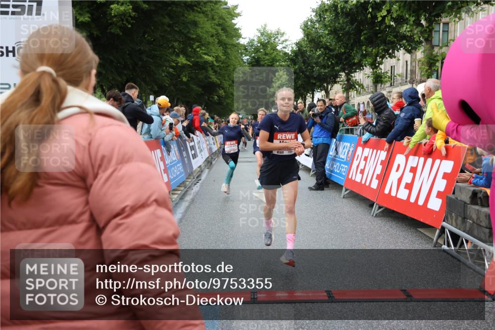 14.06.2026 - REWE Women's Run Strokosch-Dieckow http://msf.ph/oto/9753355 14.06.2026 09:48:53 Ziel 10215, 10266, 10407, 10642, 10929 meine-sportfotos.de