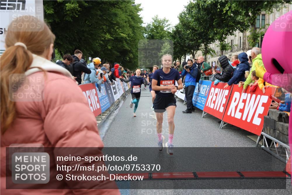 14.06.2026 - REWE Women's Run Strokosch-Dieckow http://msf.ph/oto/9753370 14.06.2026 09:48:53 Ziel 10215, 10266, 10407, 10642, 10929 meine-sportfotos.de