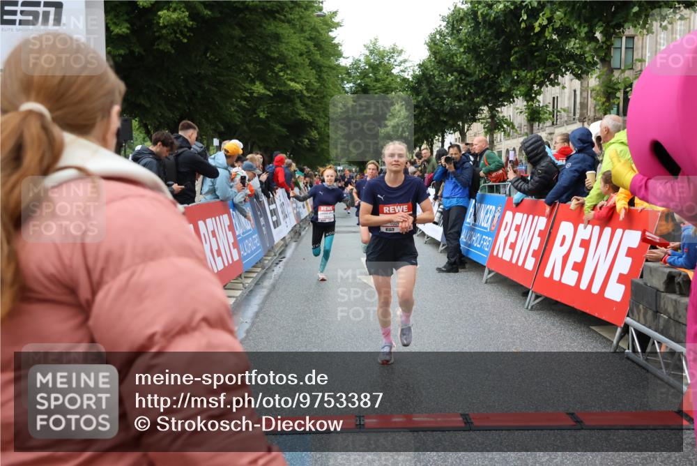 14.06.2026 - REWE Women's Run Strokosch-Dieckow http://msf.ph/oto/9753387 14.06.2026 09:48:53 Ziel 10215, 10266, 10407, 10642, 10929 meine-sportfotos.de
