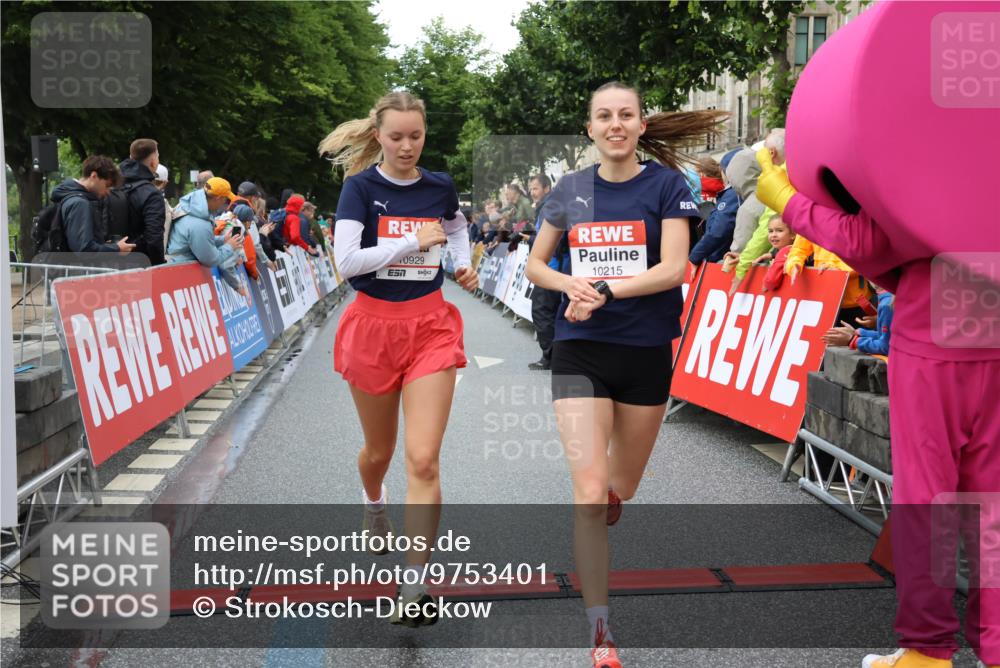 14.06.2026 - REWE Women's Run Strokosch-Dieckow http://msf.ph/oto/9753401 14.06.2026 09:48:51 Ziel 10215, 10266, 10407, 10642, 10929, 11141 meine-sportfotos.de