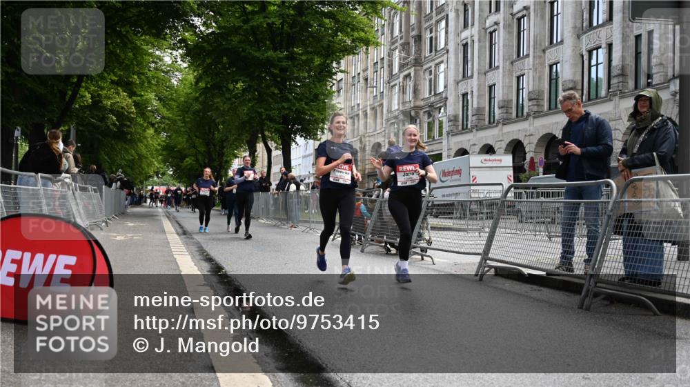 14.06.2026 - REWE Women's Run J. Mangold http://msf.ph/oto/9753415 14.06.2026 10:10:30 Ziel 10426, 10460, 10575, 10591 meine-sportfotos.de