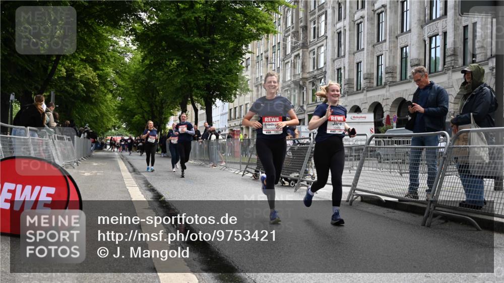 14.06.2026 - REWE Women's Run J. Mangold http://msf.ph/oto/9753421 14.06.2026 10:10:30 Ziel 10426, 10460, 10575, 10591 meine-sportfotos.de