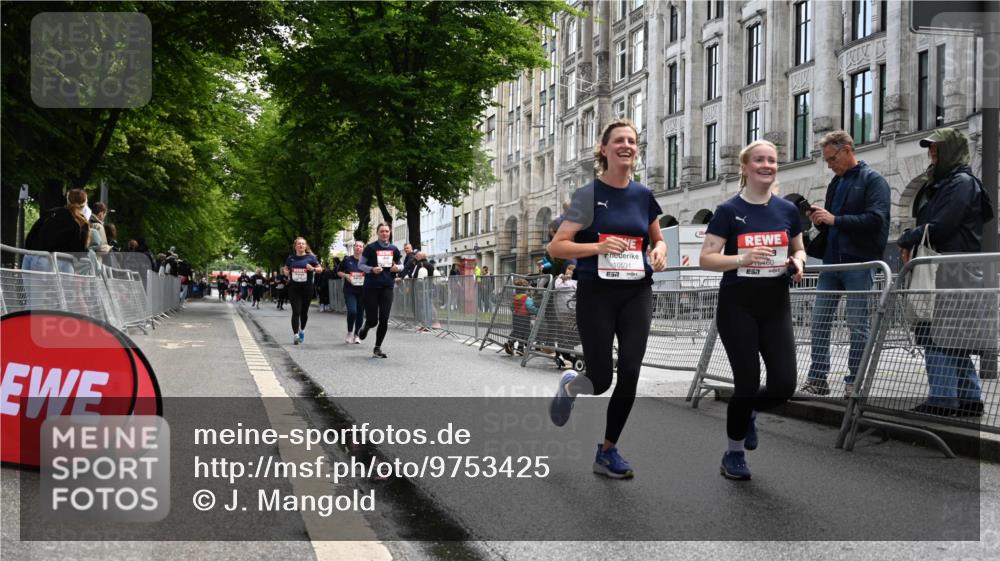 14.06.2026 - REWE Women's Run J. Mangold http://msf.ph/oto/9753425 14.06.2026 10:10:31 Ziel 10426, 10460, 10503, 10591, 11170 meine-sportfotos.de