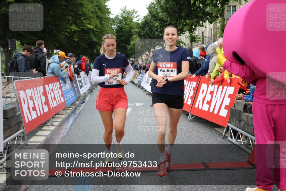 14.06.2026 - REWE Women's Run Strokosch-Dieckow http://msf.ph/oto/9753433 14.06.2026 09:48:51 Ziel 10215, 10266, 10407, 10642, 10929, 11141 meine-sportfotos.de