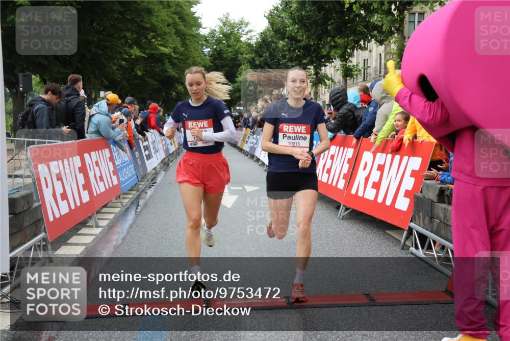 14.06.2026 - REWE Women's Run Strokosch-Dieckow http://msf.ph/oto/9753472 14.06.2026 09:48:51 Ziel 10215, 10266, 10407, 10642, 10929, 11141 meine-sportfotos.de