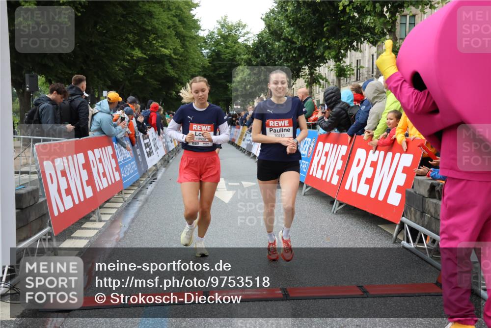 14.06.2026 - REWE Women's Run Strokosch-Dieckow http://msf.ph/oto/9753518 14.06.2026 09:48:50 Ziel 10215, 10266, 10929, 11141 meine-sportfotos.de