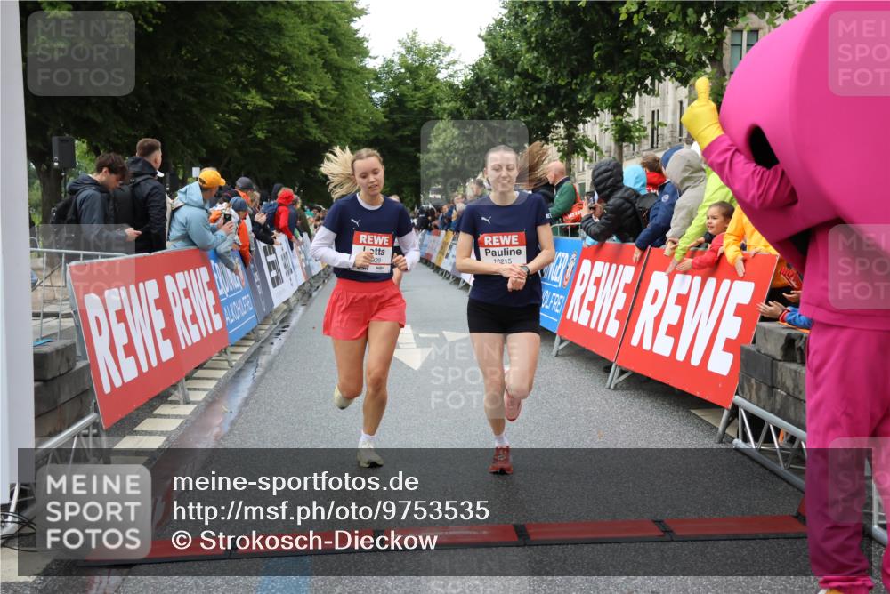 14.06.2026 - REWE Women's Run Strokosch-Dieckow http://msf.ph/oto/9753535 14.06.2026 09:48:50 Ziel 10215, 10266, 10929, 11141 meine-sportfotos.de