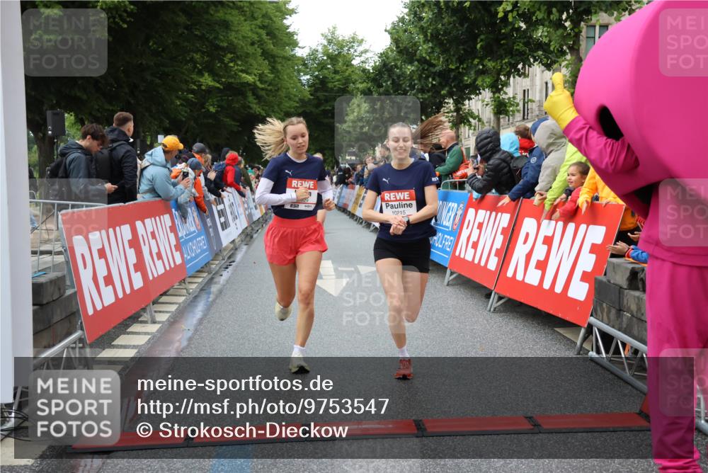 14.06.2026 - REWE Women's Run Strokosch-Dieckow http://msf.ph/oto/9753547 14.06.2026 09:48:50 Ziel 10215, 10266, 10929, 11141 meine-sportfotos.de