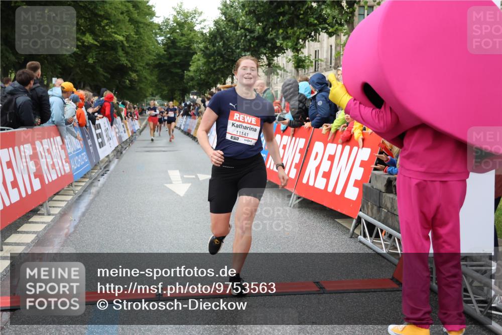 14.06.2026 - REWE Women's Run Strokosch-Dieckow http://msf.ph/oto/9753563 14.06.2026 09:48:44 Ziel 10115, 11141, 11529, 11530 meine-sportfotos.de