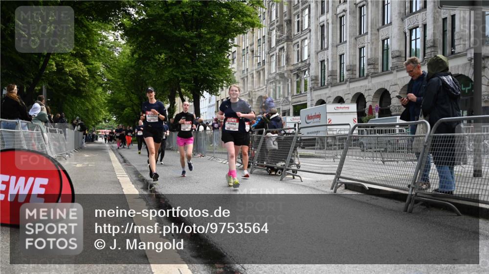 14.06.2026 - REWE Women's Run J. Mangold http://msf.ph/oto/9753564 14.06.2026 10:10:55 Ziel 10053, 10111, 10406, 10429, 10468, 10821, 10834, 10985, 11124, 11328, 11450, 11451, 11500 meine-sportfotos.de