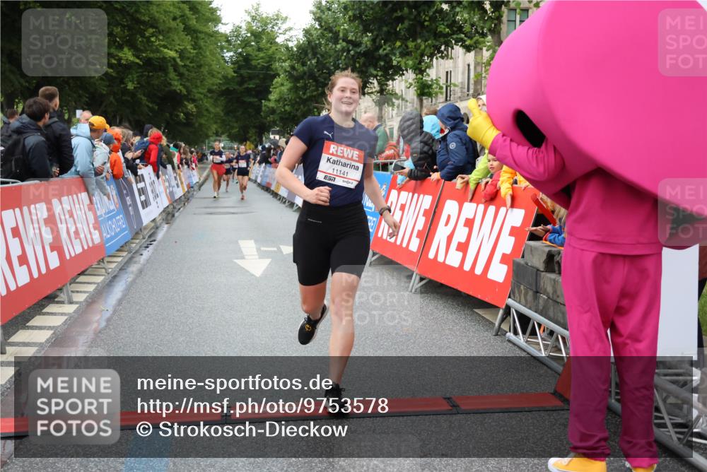 14.06.2026 - REWE Women's Run Strokosch-Dieckow http://msf.ph/oto/9753578 14.06.2026 09:48:44 Ziel 10115, 11141, 11529, 11530 meine-sportfotos.de