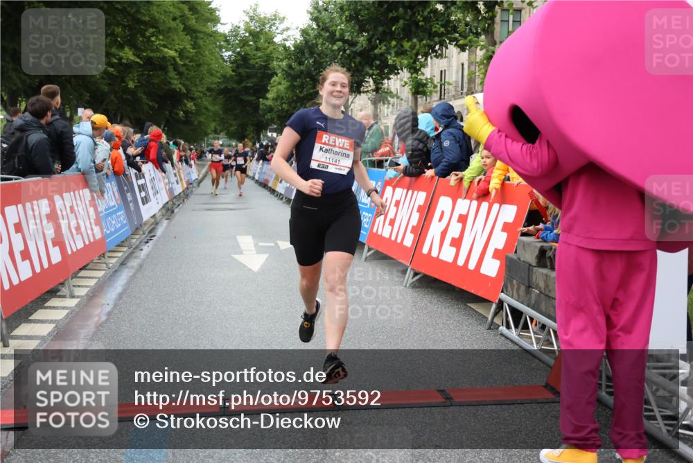 14.06.2026 - REWE Women's Run Strokosch-Dieckow http://msf.ph/oto/9753592 14.06.2026 09:48:44 Ziel 10115, 11141, 11529, 11530 meine-sportfotos.de