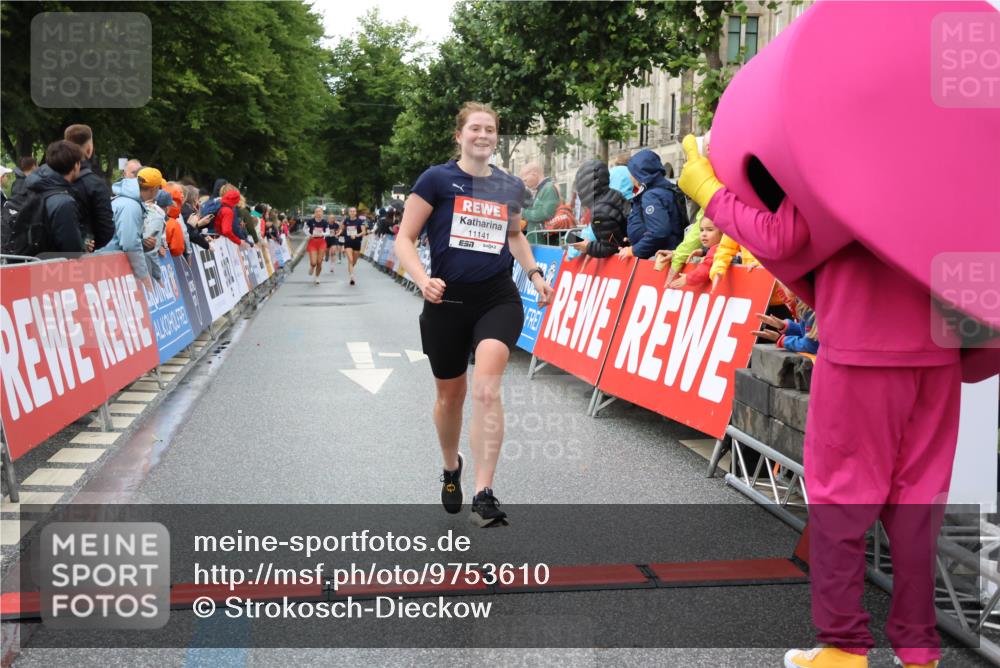 14.06.2026 - REWE Women's Run Strokosch-Dieckow http://msf.ph/oto/9753610 14.06.2026 09:48:44 Ziel 10115, 11141, 11529, 11530 meine-sportfotos.de