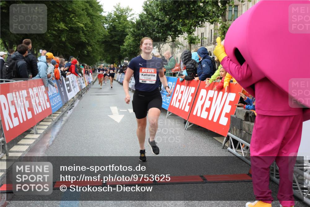 14.06.2026 - REWE Women's Run Strokosch-Dieckow http://msf.ph/oto/9753625 14.06.2026 09:48:44 Ziel 10115, 11141, 11529, 11530 meine-sportfotos.de