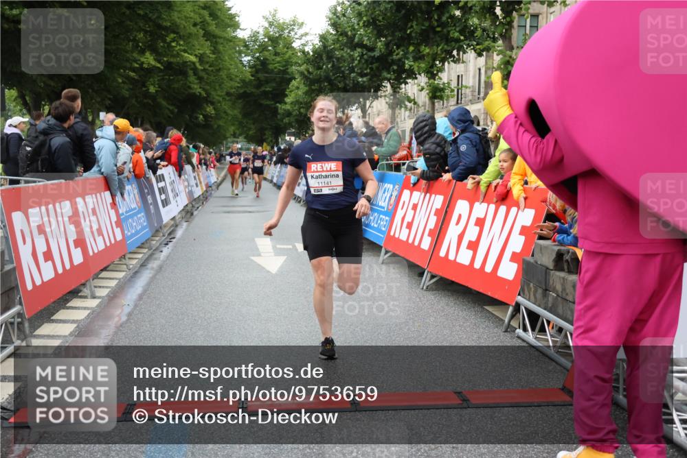 14.06.2026 - REWE Women's Run Strokosch-Dieckow http://msf.ph/oto/9753659 14.06.2026 09:48:43 Ziel 10115, 11141, 11529, 11530 meine-sportfotos.de