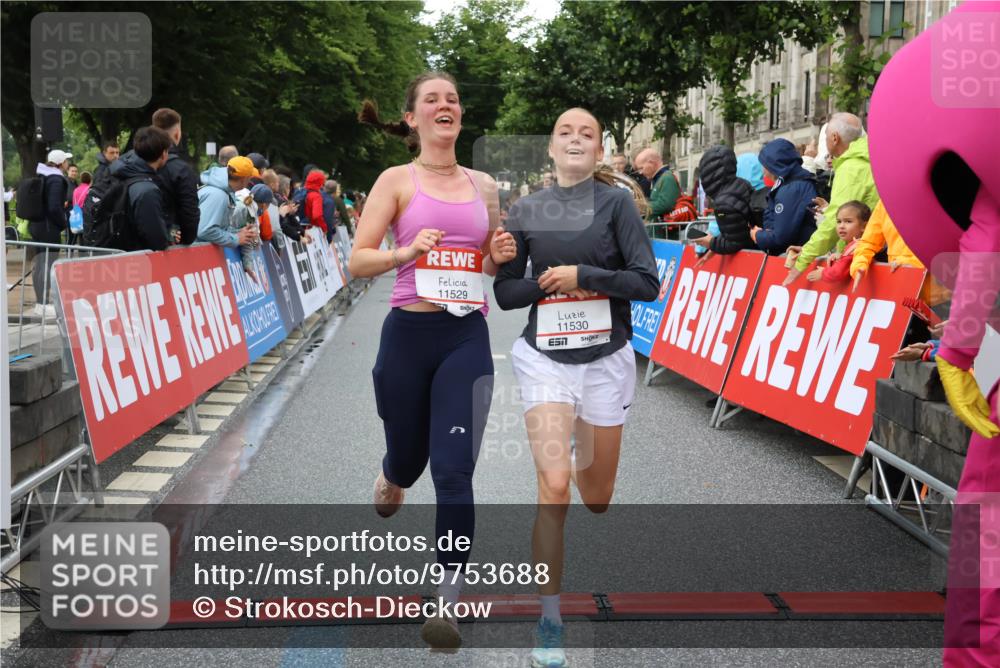 14.06.2026 - REWE Women's Run Strokosch-Dieckow http://msf.ph/oto/9753688 14.06.2026 09:48:38 Ziel 10115, 11351, 11529, 11530 meine-sportfotos.de