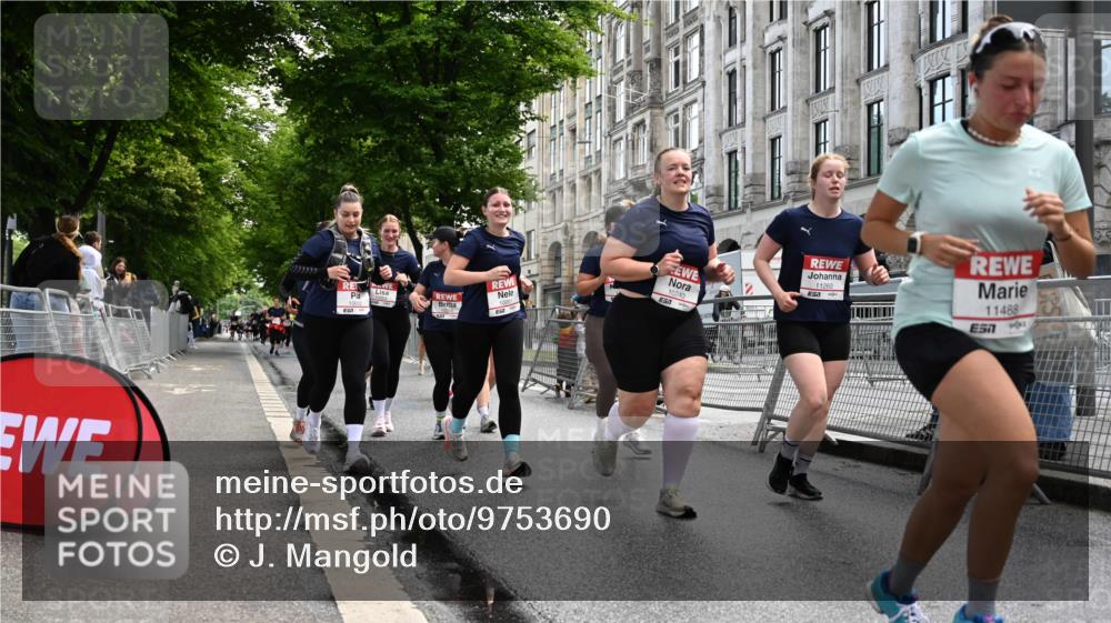 14.06.2026 - REWE Women's Run J. Mangold http://msf.ph/oto/9753690 14.06.2026 10:11:19 Ziel 10001, 10002, 10003, 10004, 10005, 10130, 10137, 10180, 10240, 10254, 10734, 11017, 11260, 11488, 11495 meine-sportfotos.de