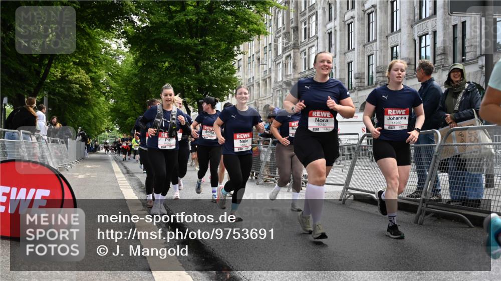 14.06.2026 - REWE Women's Run J. Mangold http://msf.ph/oto/9753691 14.06.2026 10:11:20 Ziel 10001, 10002, 10003, 10004, 10005, 10130, 10137, 10180, 10240, 10254, 10734, 10981, 11017, 11260, 11488, 11495 meine-sportfotos.de