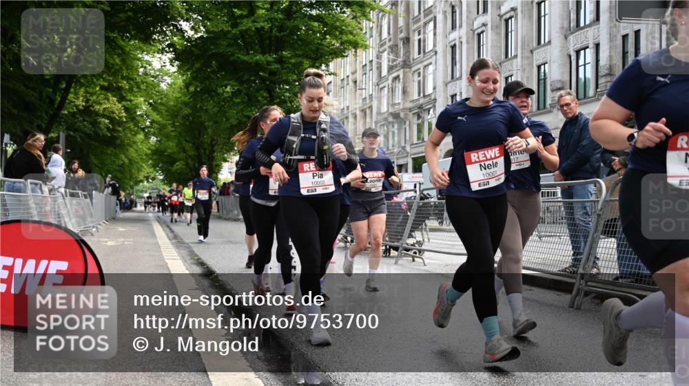 14.06.2026 - REWE Women's Run J. Mangold http://msf.ph/oto/9753700 14.06.2026 10:11:21 Ziel 10001, 10002, 10003, 10004, 10005, 10130, 10137, 10180, 10240, 10254, 10734, 10981, 11017, 11260, 11488, 11495 meine-sportfotos.de