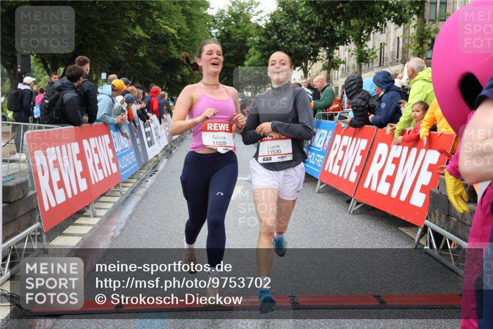 14.06.2026 - REWE Women's Run Strokosch-Dieckow http://msf.ph/oto/9753702 14.06.2026 09:48:38 Ziel 10115, 11351, 11529, 11530 meine-sportfotos.de
