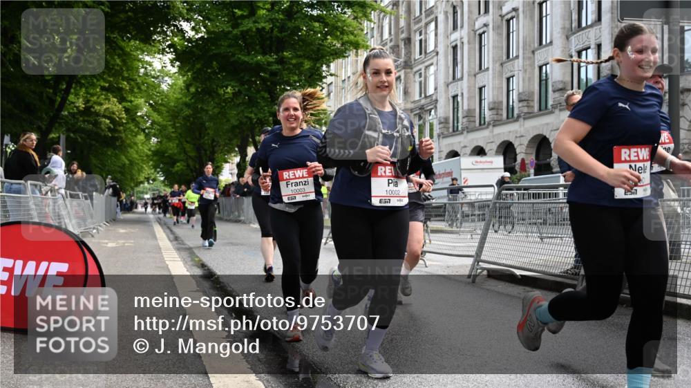 14.06.2026 - REWE Women's Run J. Mangold http://msf.ph/oto/9753707 14.06.2026 10:11:21 Ziel 10001, 10002, 10003, 10004, 10005, 10130, 10137, 10180, 10240, 10254, 10734, 10981, 11017, 11260, 11488, 11495 meine-sportfotos.de