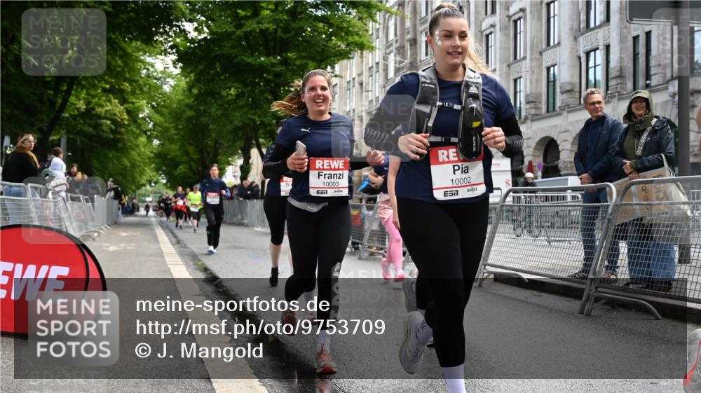 14.06.2026 - REWE Women's Run J. Mangold http://msf.ph/oto/9753709 14.06.2026 10:11:21 Ziel 10001, 10002, 10003, 10004, 10005, 10130, 10137, 10180, 10240, 10254, 10734, 10981, 11017, 11260, 11488, 11495 meine-sportfotos.de