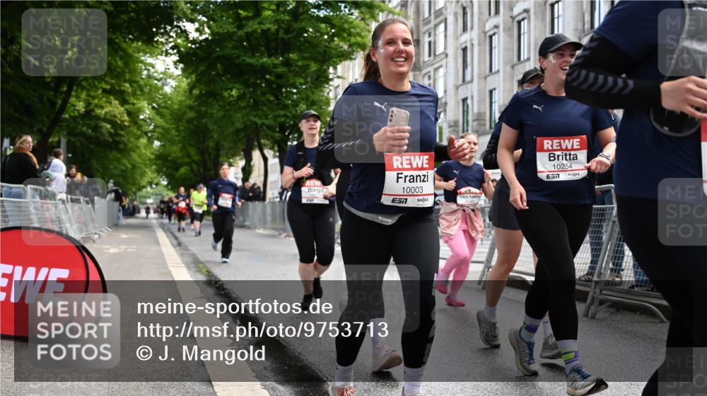 14.06.2026 - REWE Women's Run J. Mangold http://msf.ph/oto/9753713 14.06.2026 10:11:22 Ziel 10001, 10002, 10003, 10004, 10005, 10130, 10137, 10180, 10240, 10254, 10981, 11017, 11260, 11488, 11495 meine-sportfotos.de