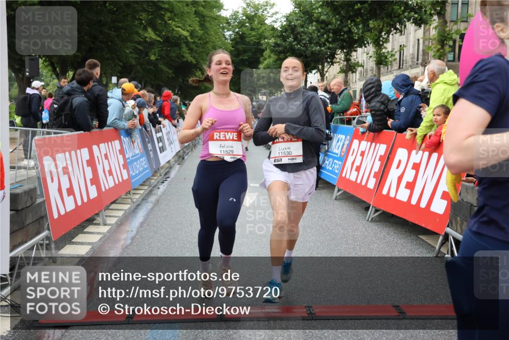 14.06.2026 - REWE Women's Run Strokosch-Dieckow http://msf.ph/oto/9753720 14.06.2026 09:48:38 Ziel 10115, 11351, 11529, 11530 meine-sportfotos.de
