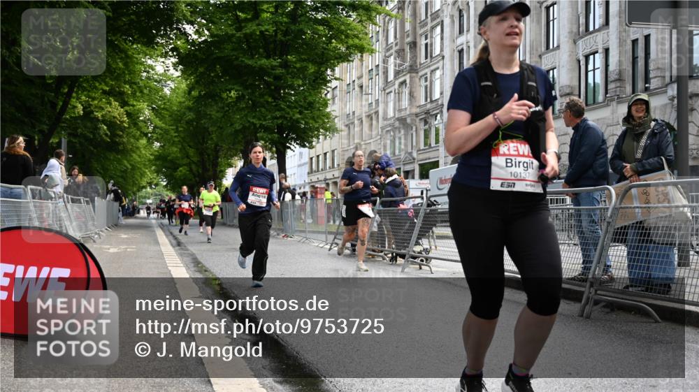 14.06.2026 - REWE Women's Run J. Mangold http://msf.ph/oto/9753725 14.06.2026 10:11:23 Ziel 10001, 10002, 10003, 10004, 10005, 10130, 10137, 10180, 10240, 10247, 10254, 10981, 11017, 11260, 11488, 11495 meine-sportfotos.de