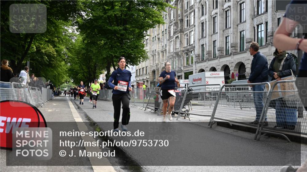 14.06.2026 - REWE Women's Run J. Mangold http://msf.ph/oto/9753730 14.06.2026 10:11:24 Ziel 10001, 10002, 10003, 10004, 10005, 10130, 10137, 10240, 10247, 10254, 10981, 11017, 11260, 11495 meine-sportfotos.de