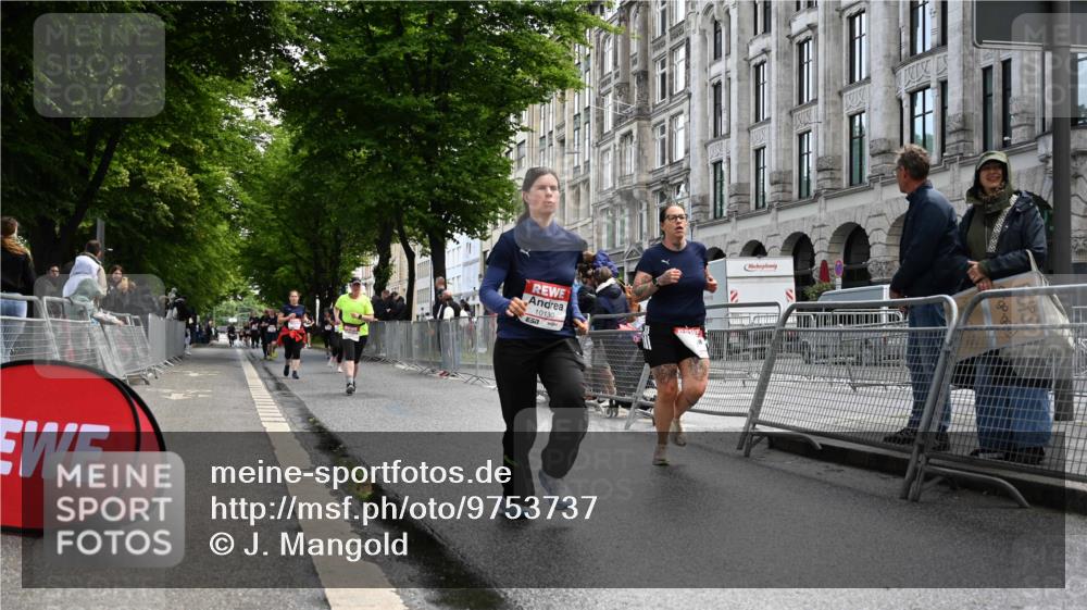 14.06.2026 - REWE Women's Run J. Mangold http://msf.ph/oto/9753737 14.06.2026 10:11:25 Ziel 10001, 10002, 10003, 10004, 10005, 10130, 10137, 10247, 10254, 10981, 11017, 11495 meine-sportfotos.de