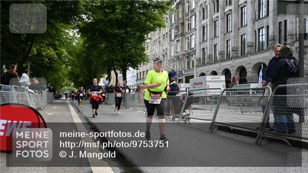 14.06.2026 - REWE Women's Run J. Mangold http://msf.ph/oto/9753751 14.06.2026 10:11:28 Ziel 10130, 10247, 10325, 10981, 11223 meine-sportfotos.de