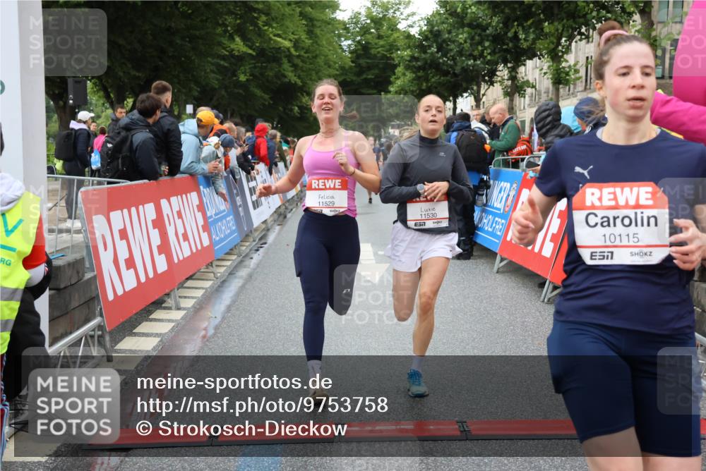 14.06.2026 - REWE Women's Run Strokosch-Dieckow http://msf.ph/oto/9753758 14.06.2026 09:48:38 Ziel 10115, 11351, 11529, 11530 meine-sportfotos.de