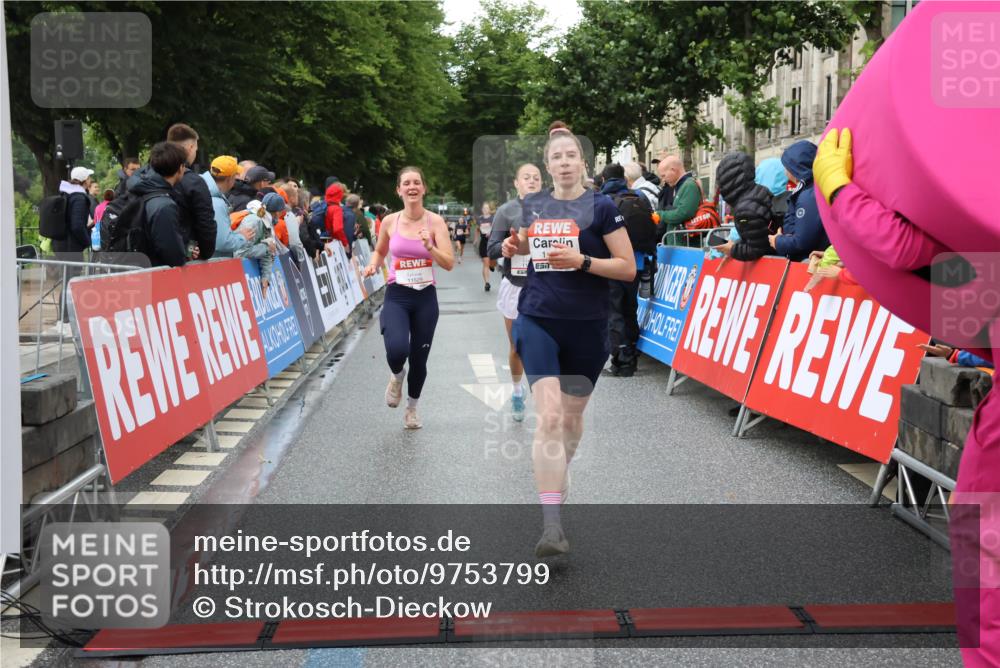 14.06.2026 - REWE Women's Run Strokosch-Dieckow http://msf.ph/oto/9753799 14.06.2026 09:48:37 Ziel 10115, 11351, 11529, 11530 meine-sportfotos.de
