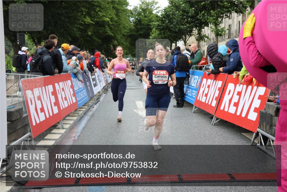 14.06.2026 - REWE Women's Run Strokosch-Dieckow http://msf.ph/oto/9753832 14.06.2026 09:48:37 Ziel 10115, 11351, 11529, 11530 meine-sportfotos.de