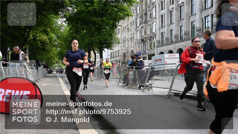 14.06.2026 - REWE Women's Run J. Mangold http://msf.ph/oto/9753925 14.06.2026 10:11:50 Ziel 10036, 10298, 10357, 10620, 10795, 10913, 11019, 11142, 11317, 11349, 11358 meine-sportfotos.de