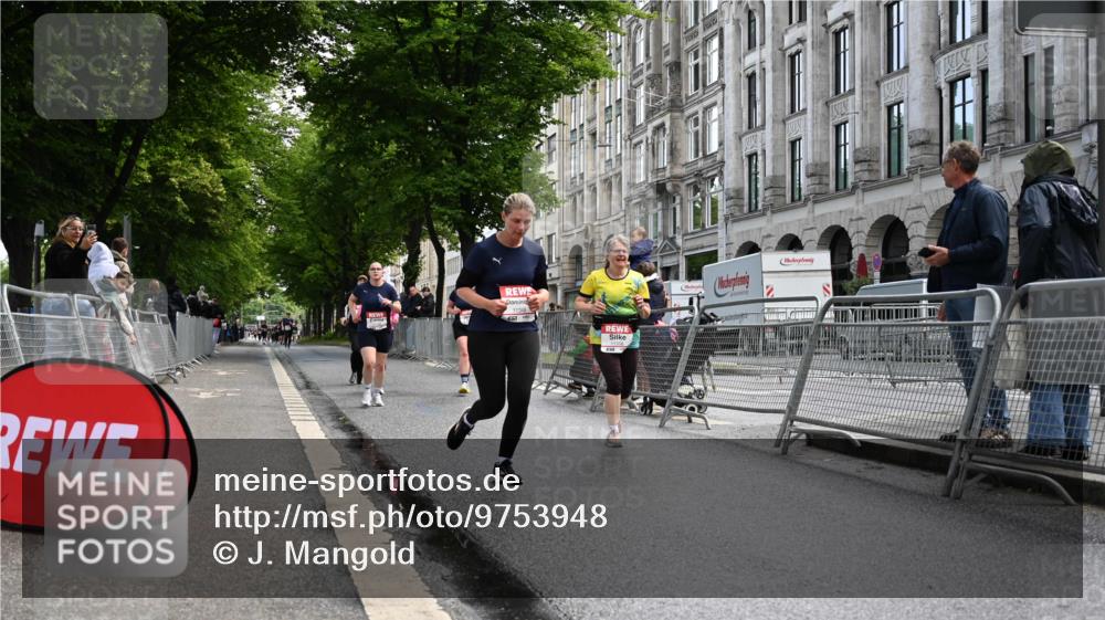 14.06.2026 - REWE Women's Run J. Mangold http://msf.ph/oto/9753948 14.06.2026 10:11:52 Ziel 10036, 10298, 10357, 10710, 10795, 10913, 11012, 11142, 11317, 11349, 11358 meine-sportfotos.de