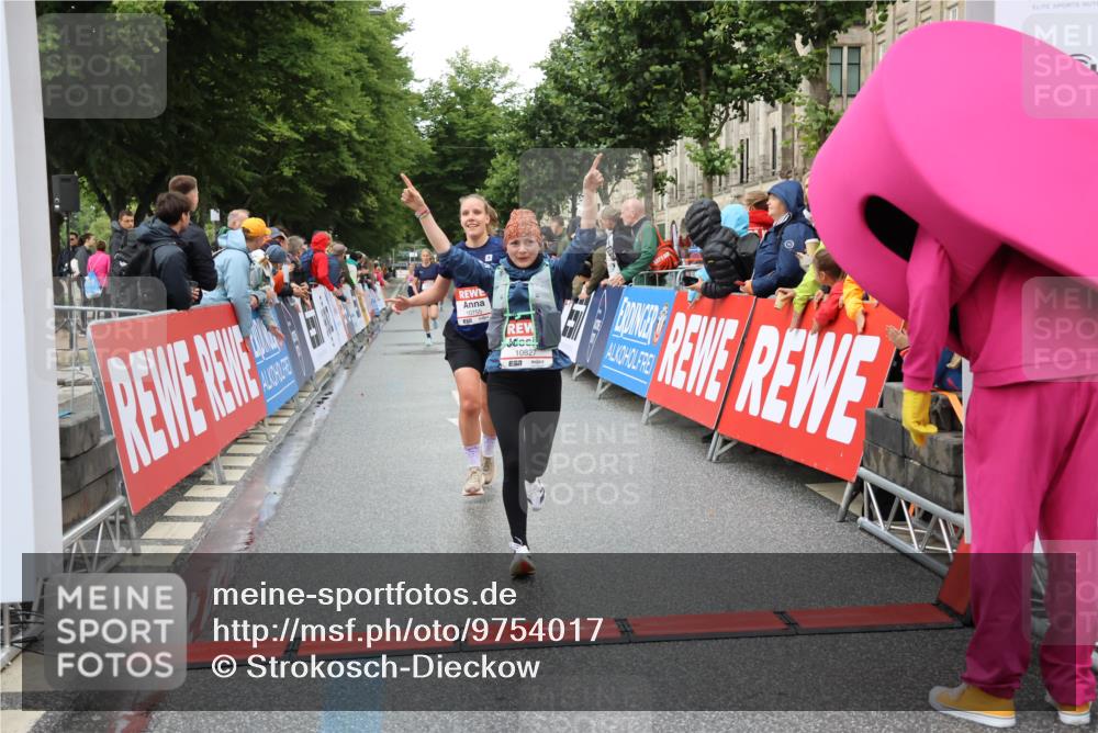 14.06.2026 - REWE Women's Run Strokosch-Dieckow http://msf.ph/oto/9754017 14.06.2026 09:48:28 Ziel 10573, 10755, 10827, 10843, 10935, 11097 meine-sportfotos.de