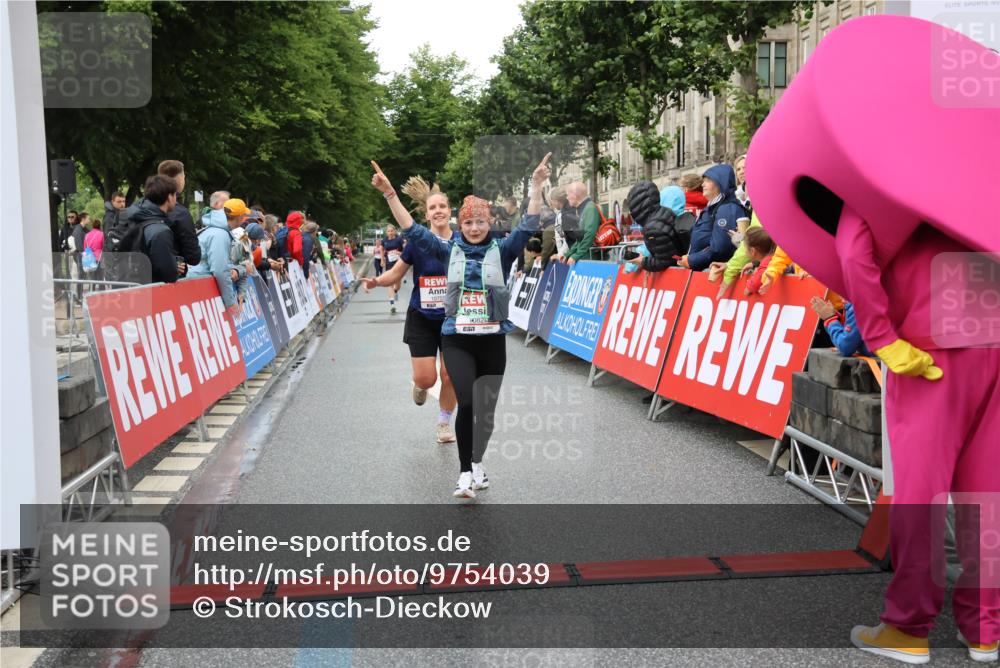 14.06.2026 - REWE Women's Run Strokosch-Dieckow http://msf.ph/oto/9754039 14.06.2026 09:48:28 Ziel 10573, 10755, 10827, 10843, 10935, 11097 meine-sportfotos.de
