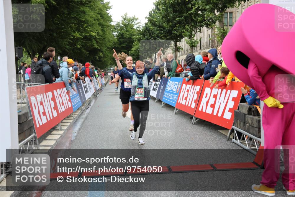 14.06.2026 - REWE Women's Run Strokosch-Dieckow http://msf.ph/oto/9754050 14.06.2026 09:48:28 Ziel 10573, 10755, 10827, 10843, 10935, 11097 meine-sportfotos.de