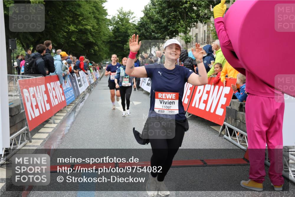 14.06.2026 - REWE Women's Run Strokosch-Dieckow http://msf.ph/oto/9754082 14.06.2026 09:48:27 Ziel 10573, 10755, 10827, 10843, 10935, 11097 meine-sportfotos.de