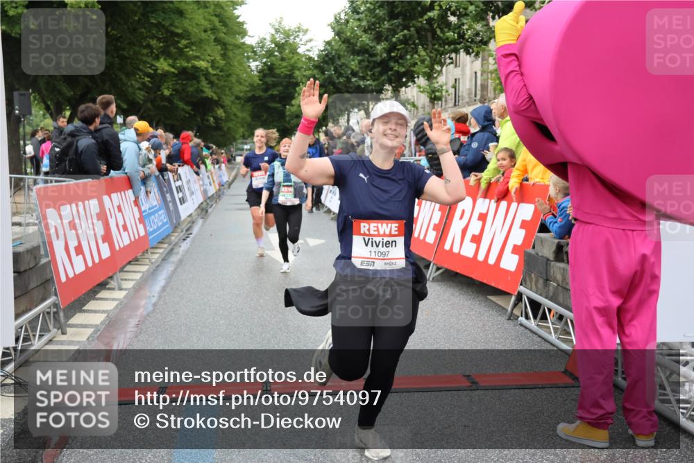 14.06.2026 - REWE Women's Run Strokosch-Dieckow http://msf.ph/oto/9754097 14.06.2026 09:48:27 Ziel 10573, 10755, 10827, 10843, 10935, 11097 meine-sportfotos.de
