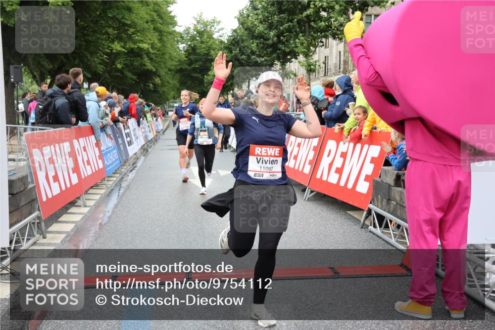 14.06.2026 - REWE Women's Run Strokosch-Dieckow http://msf.ph/oto/9754112 14.06.2026 09:48:27 Ziel 10573, 10755, 10827, 10843, 10935, 11097 meine-sportfotos.de