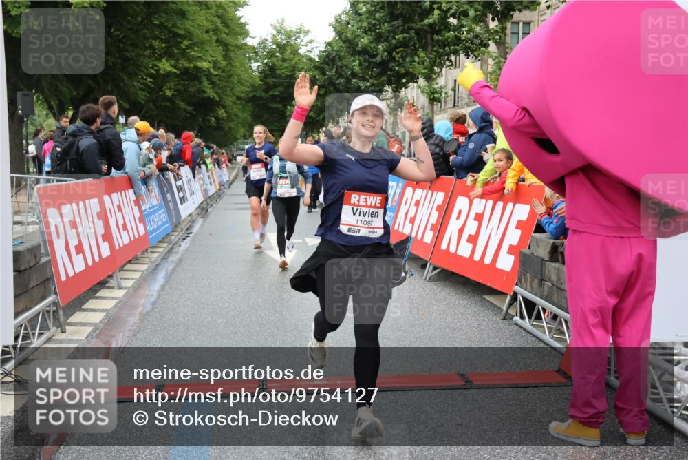 14.06.2026 - REWE Women's Run Strokosch-Dieckow http://msf.ph/oto/9754127 14.06.2026 09:48:26 Ziel 10573, 10755, 10827, 10843, 10935, 11097 meine-sportfotos.de