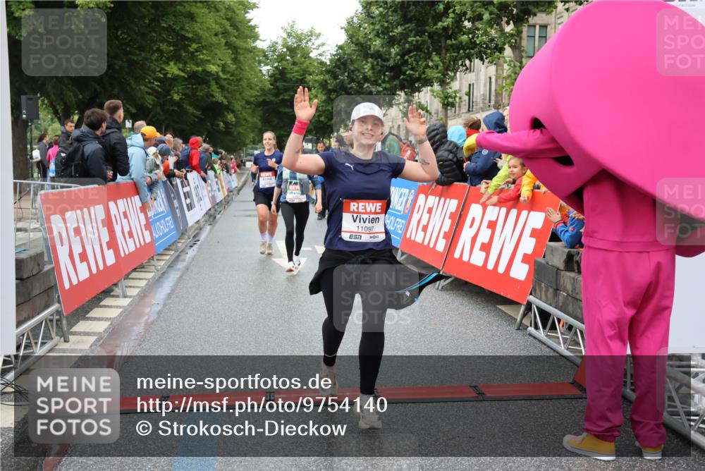14.06.2026 - REWE Women's Run Strokosch-Dieckow http://msf.ph/oto/9754140 14.06.2026 09:48:26 Ziel 10573, 10755, 10827, 10843, 10935, 11097 meine-sportfotos.de